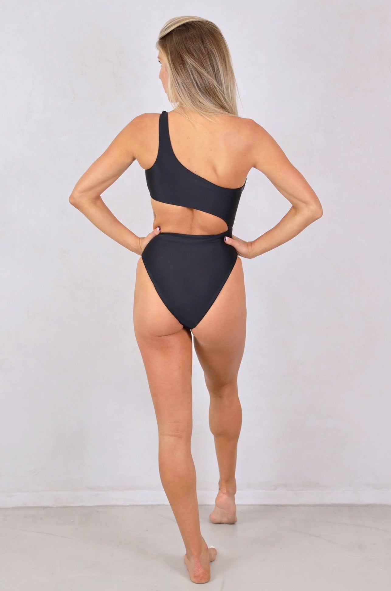 Black one best sale shoulder bathing suit